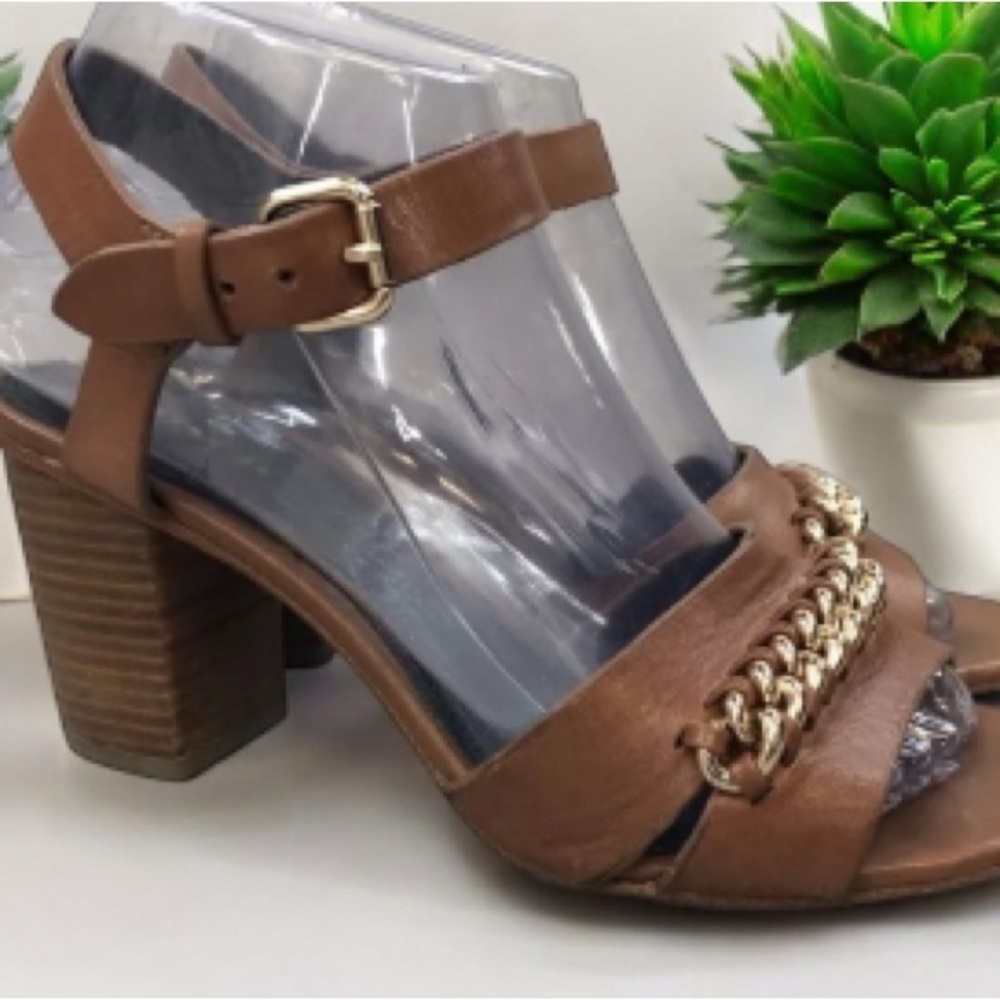 Coach Women’s Brown Leather Gold Chain Heel♥️♥️♥️ today only running for $30♥️♥️